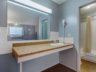 Royalty Inn and Suites