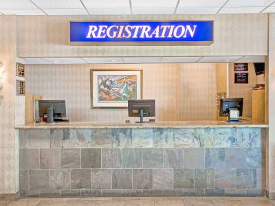 Super 8 Motel - Meadow Wood Courtyard