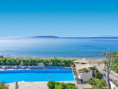 The Grove Seaside Hotel