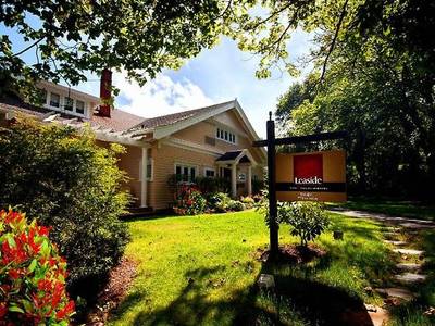 Leaside Manor Suites & Apartments