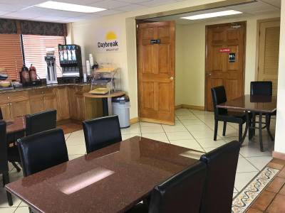 Days Inn & Suites Davenport