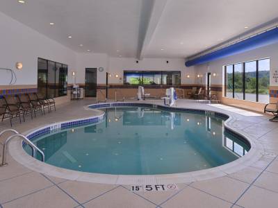 Holiday Inn Express Hotel & Suites Fairmont