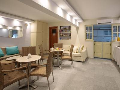 Al Mare Studios & Rooms