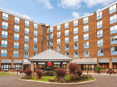 Waterloo Hub Hotel & Suites 
