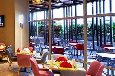 The Straits Hotel & Suites