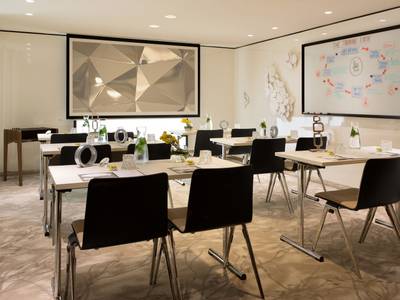 Renaissance Paris Republique