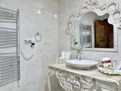 Elevres Stone House Hotel