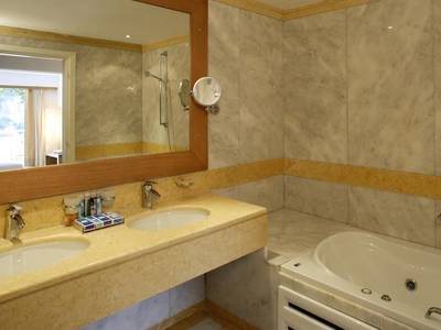 Cape Kanapitsa Hotel & Suites