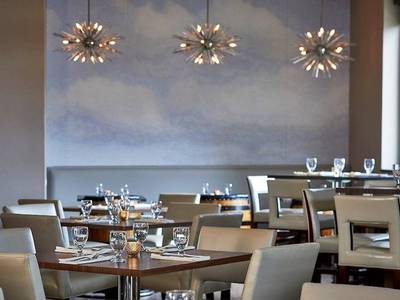 Delta Hotels Chicago North Shore Suites